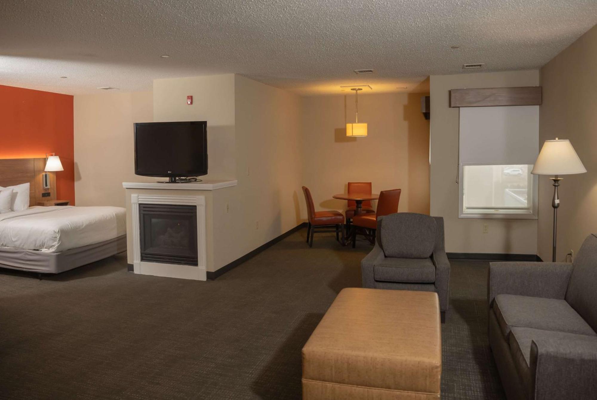 Hawthorn By Wyndham Erie Hotel 3*